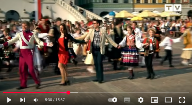 Próba bicia rekordu Guinnessa na Rynku Wielkim w ilości par tańczących poloneza przez mieszkańców Zamościa